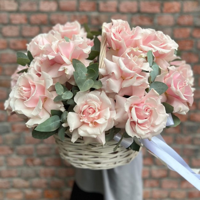 Букет цветов "Корзина из розовых французских роз"